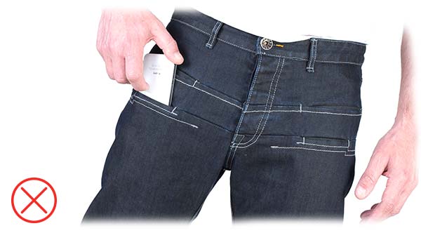 Non mettere mai il tuo iPhone nelle tasche dei pantaloni
